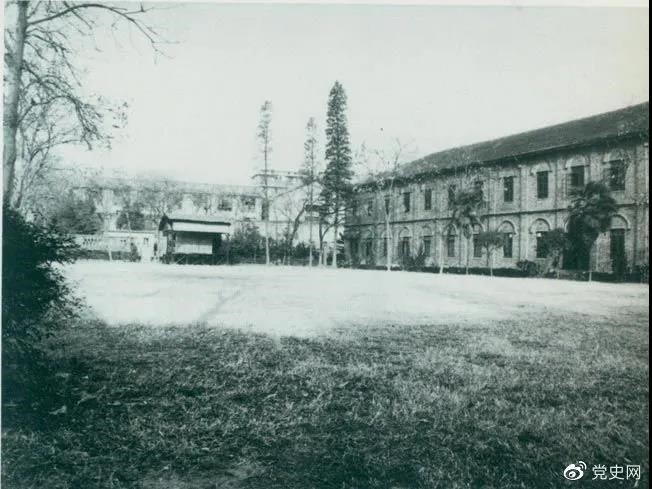 　　1927年3月18日，毛澤東出席在武昌舉行的河南武裝農民代表大會(huì )，并作湖南農運狀況報告。圖為大會(huì )會(huì )場(chǎng)——武昌農講所大操場(chǎng)。