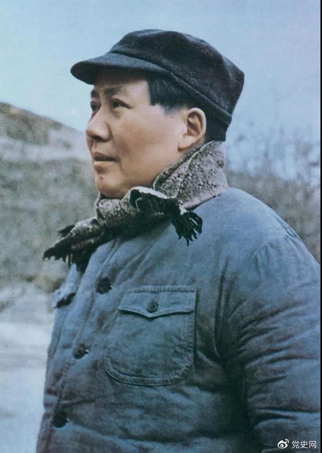 　　1947年3月18日，中共中央機關(guān)主動(dòng)撤離延安。毛澤東和周恩來(lái)、任弼時(shí)等繼續留在陜北，指揮全國人民解放戰爭。這是轉戰陜北前夕的毛澤東。